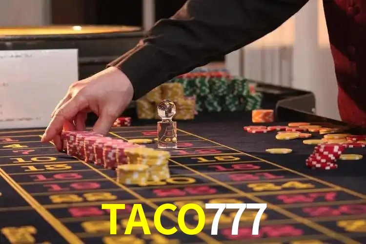 Escena dinámica inspirada en casino con iluminación TACO777, cartas, fichas e íconos de juegos digitales en un espacio moderno de juegos.